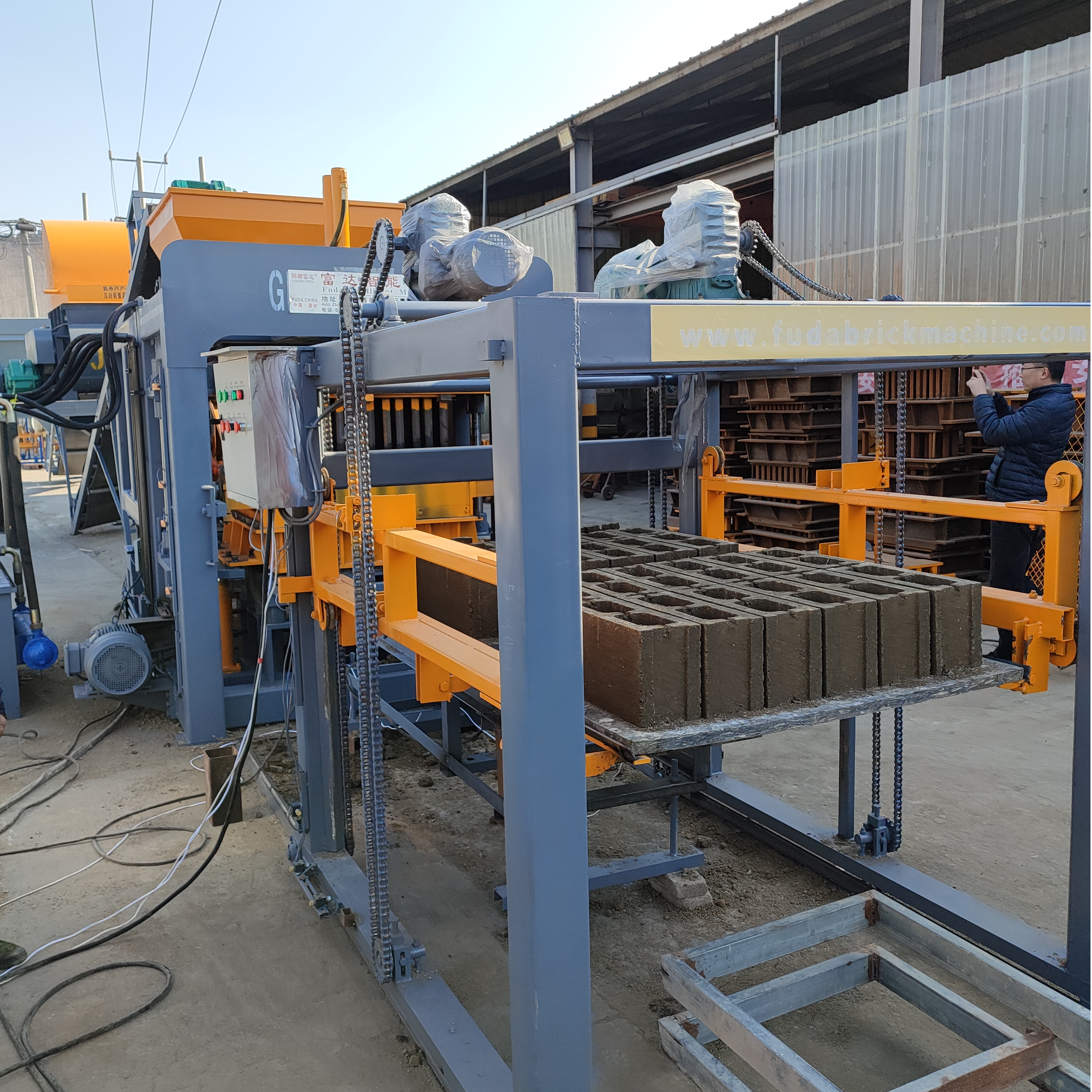 QT10-15 Fully Automatic Concrete Block Machinery Cement Interlocking Brick Making Machine