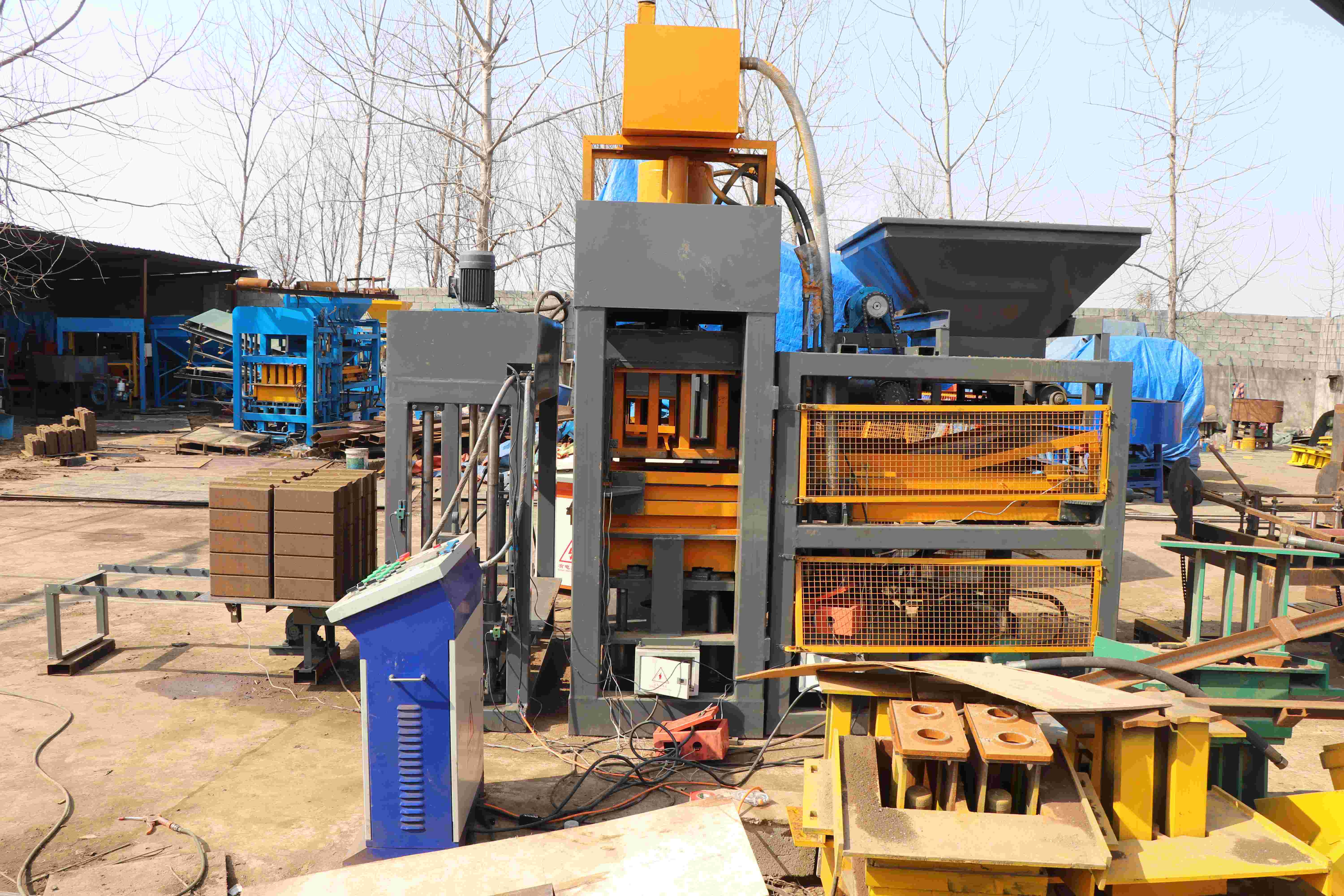 QT4-10 fully automatic hydraulic clay block making machine interlocking earth brick maker supplier